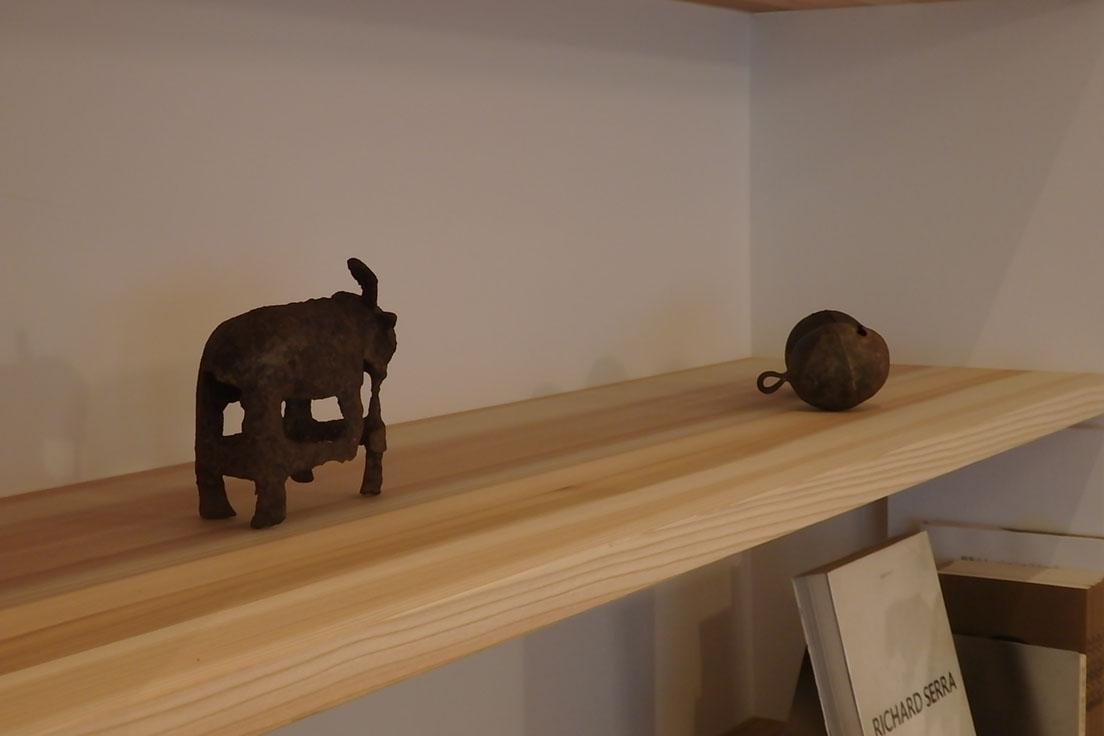 客室「界鉄」にさりげなく飾られた江戸時代の鈴と、新羅〜高麗時代の鉄製の動物。