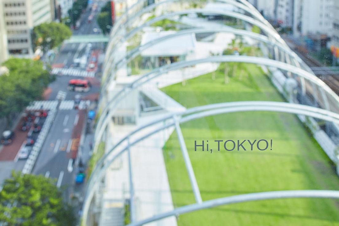 公園側の部屋からは、全長約330メートルの渋谷区立宮下公園が一望。全客室のガラス窓には、おすすめの撮影ポイントに「Hi,TOKYO!」の文字が書かれており、この文字を入れるだけで“映える”カットが撮影できる。
