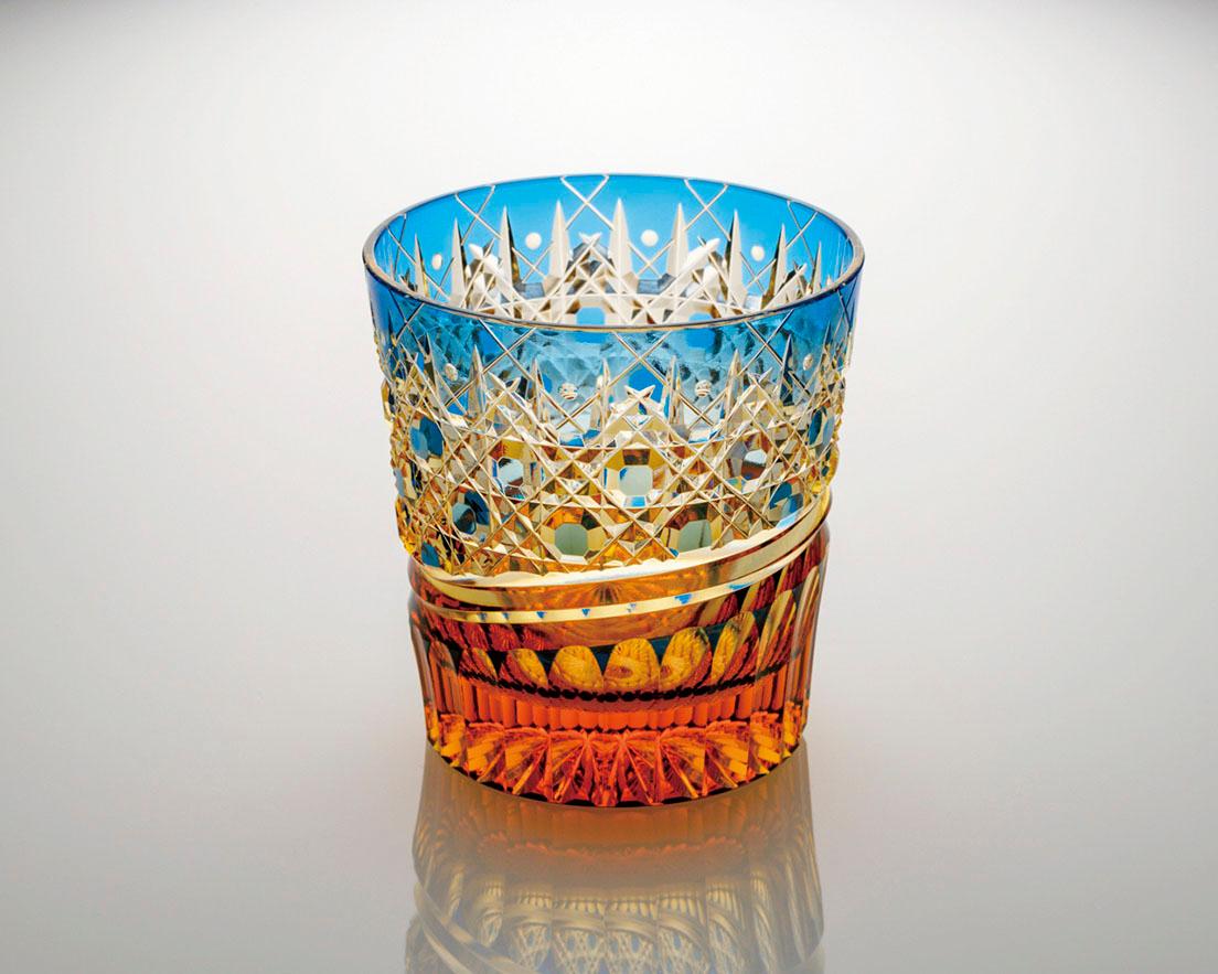 ハッとするようなカラーリングが美しい色被せ（いろきせ）ガラスを使った「江戸切子」は、〈リアルスタイル 青山店〉で展示・販売される。
