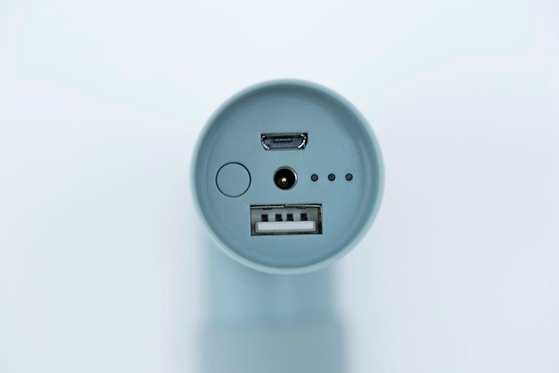 充電池本体の底部にはACアダプタのほか、USBとマイクロUSBのポートを用意。AC電源に接続すると、およそ4時間でフル充電が可能となる。