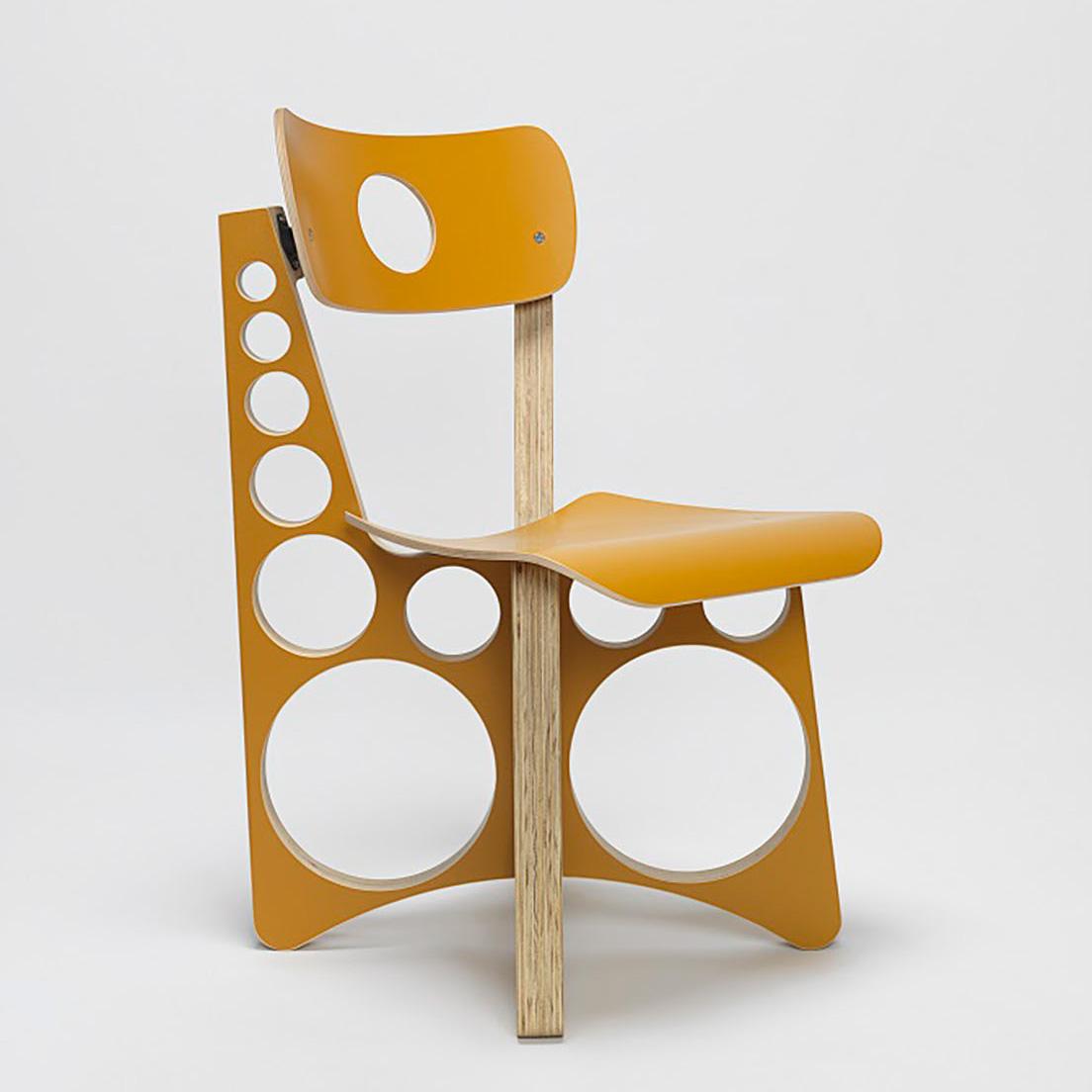 《Shop Chair》「この黄色バージョンは日本限定なんだよ」とトム。　©Tom Sachs
