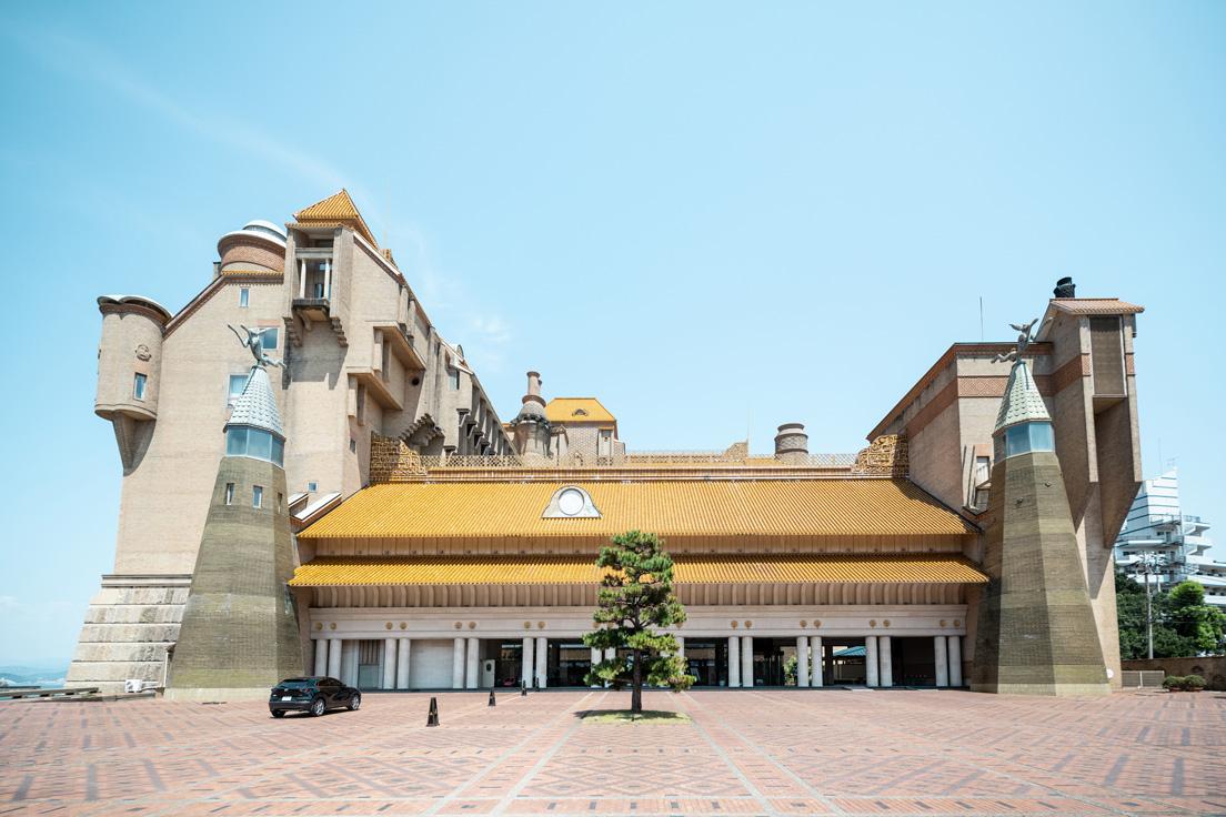 ホテルを象徴する瓦は、中国の紫禁城と同じ瑠璃瓦を47万枚使用している。蒼い海と空に映える独特な色は、皇帝だけが使うことのできた「老中黄」。
