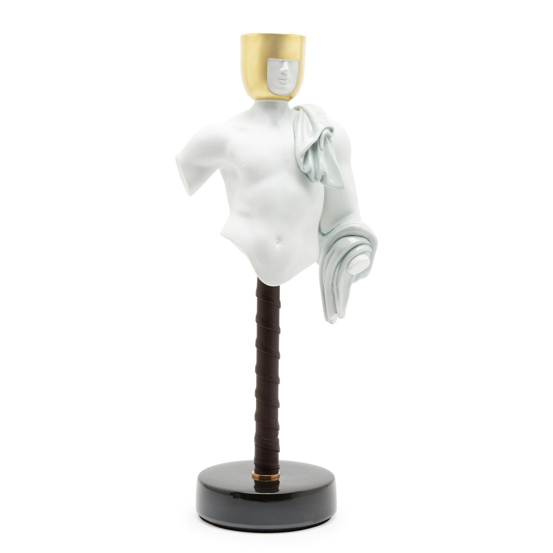限定100個の《アマンテ キャンドルスタンド》（539,000円）は、金の兜とダークブラウンのレザー巻きの支柱を備えたシリアルナンバー入り。高さ45cm、キャンドル18個付き （フレグランス3種各6個）。たくましい男性像は、アマンテ＝恋人の名にふさわしくアーティスティックな佇まい。