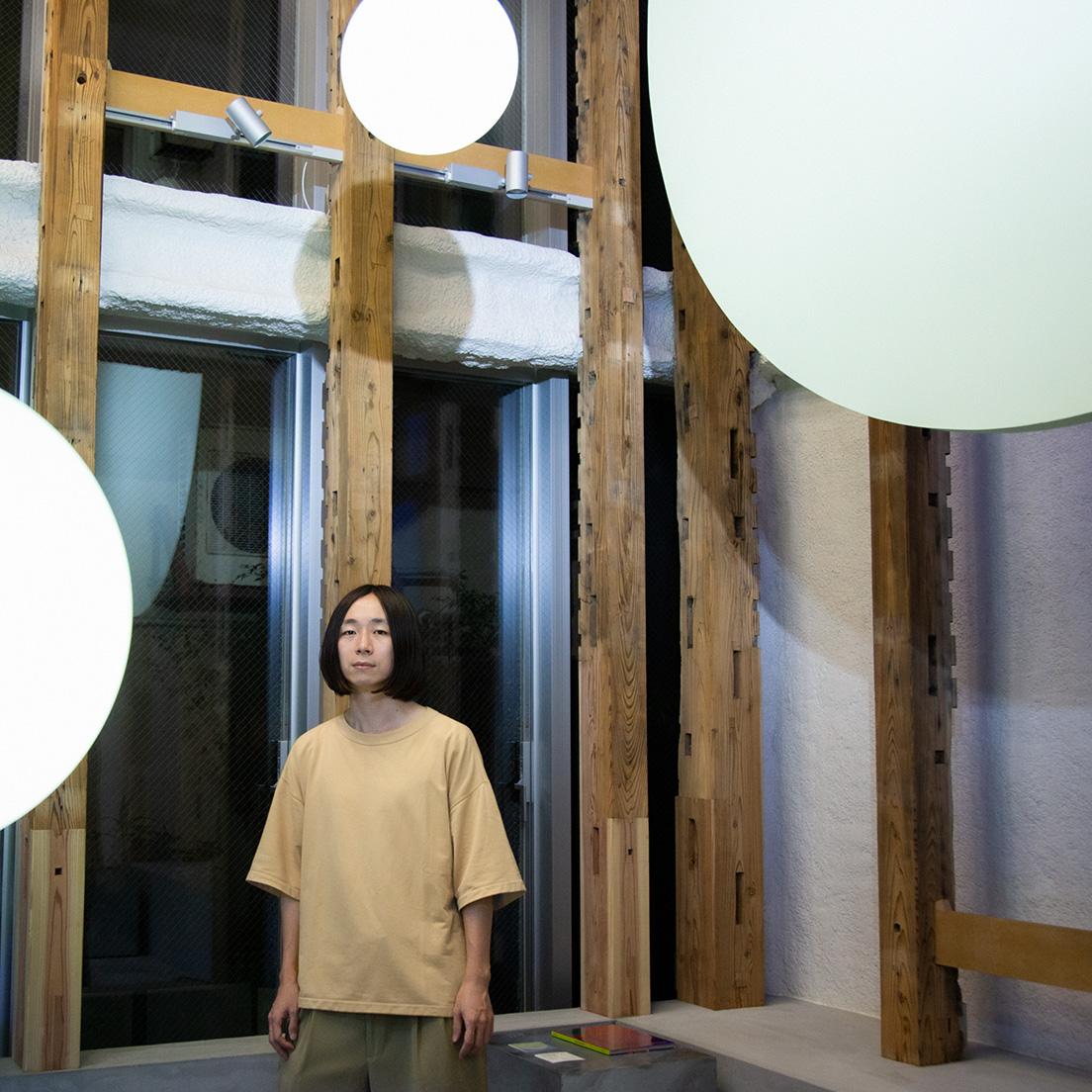 玉山拓郎　アーティスト。1990年岐阜県生まれ、2015年東京藝術大学大学院修了。既製品と独自のペインティングや映像の色調、ものの動きを組み合わせた緻密なコンポジションの空間表現を行う。