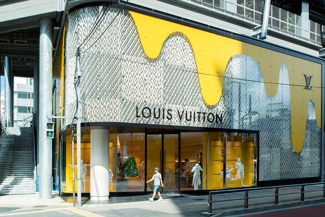 NIGO®さんがてくてく歩く〈ルイ･ヴィトン 渋谷メンズ店〉は2020年6月〈MIYASHITA PARK〉にオープン。アイスクリームが溶けたようなファサードは「ルイ・ヴィトン LVスクエアード コレクション」のデザインがモチーフ。