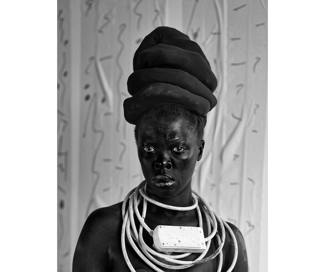 南アフリカを拠点に活動するヴィジュアル・アクティビスト、ザネレ・ムホリの肖像写真シリーズ『Somnyama Ngonyama』より、『Thembekile, Parktown, 2015』。© Zanele Muholi
