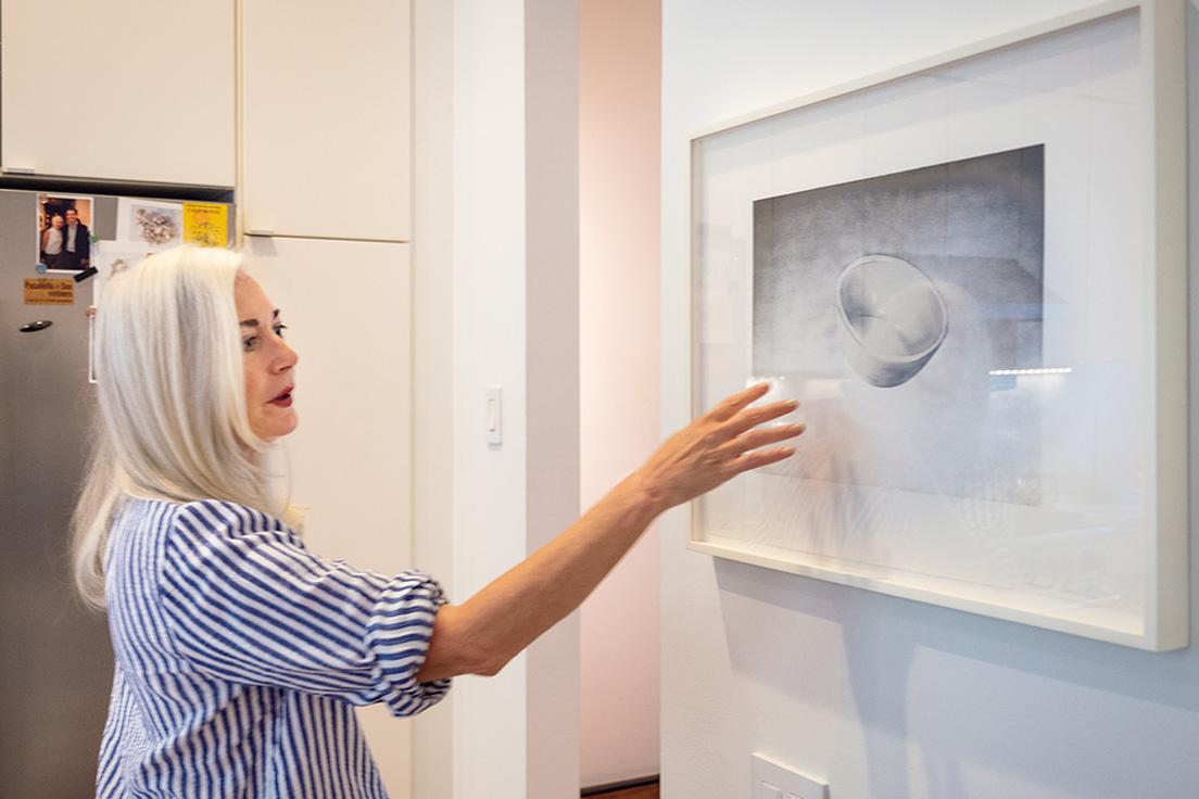 リリアンが走り回るキッチンの壁には現代美術の巨匠エド・ルシェの作品が。
