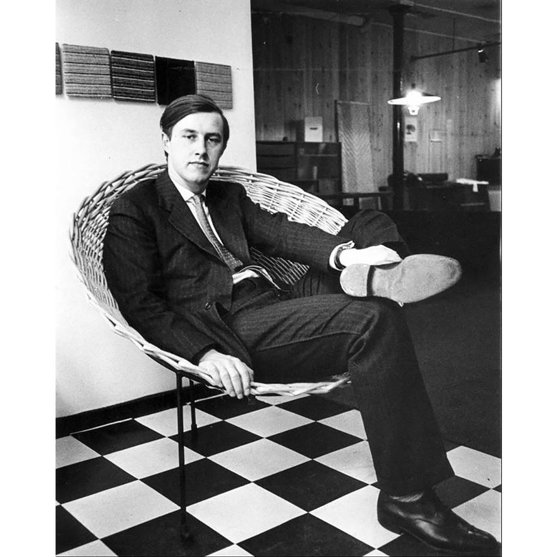 バスケットのように円錐状に編んだ籐をメタルフレームに乗せた、初期の作品〈コーン・チェア〉（1953年）に腰掛けた、若きテレンス・コンラン。