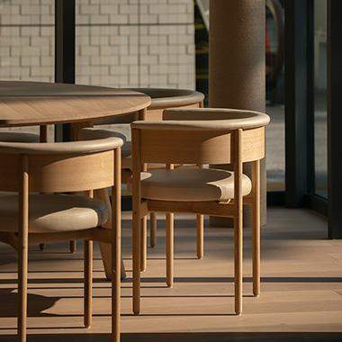 ブルーボトルコーヒー × カリモクケーススタディのコラボによる家具が発売！