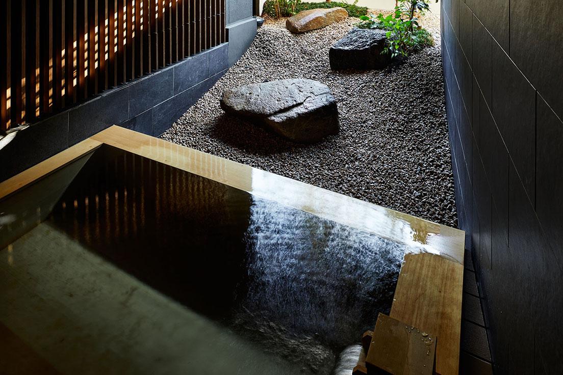 ヒバの露天風呂。富士山で録音された音が流れている。　photo_Nacasa &amp; Partners