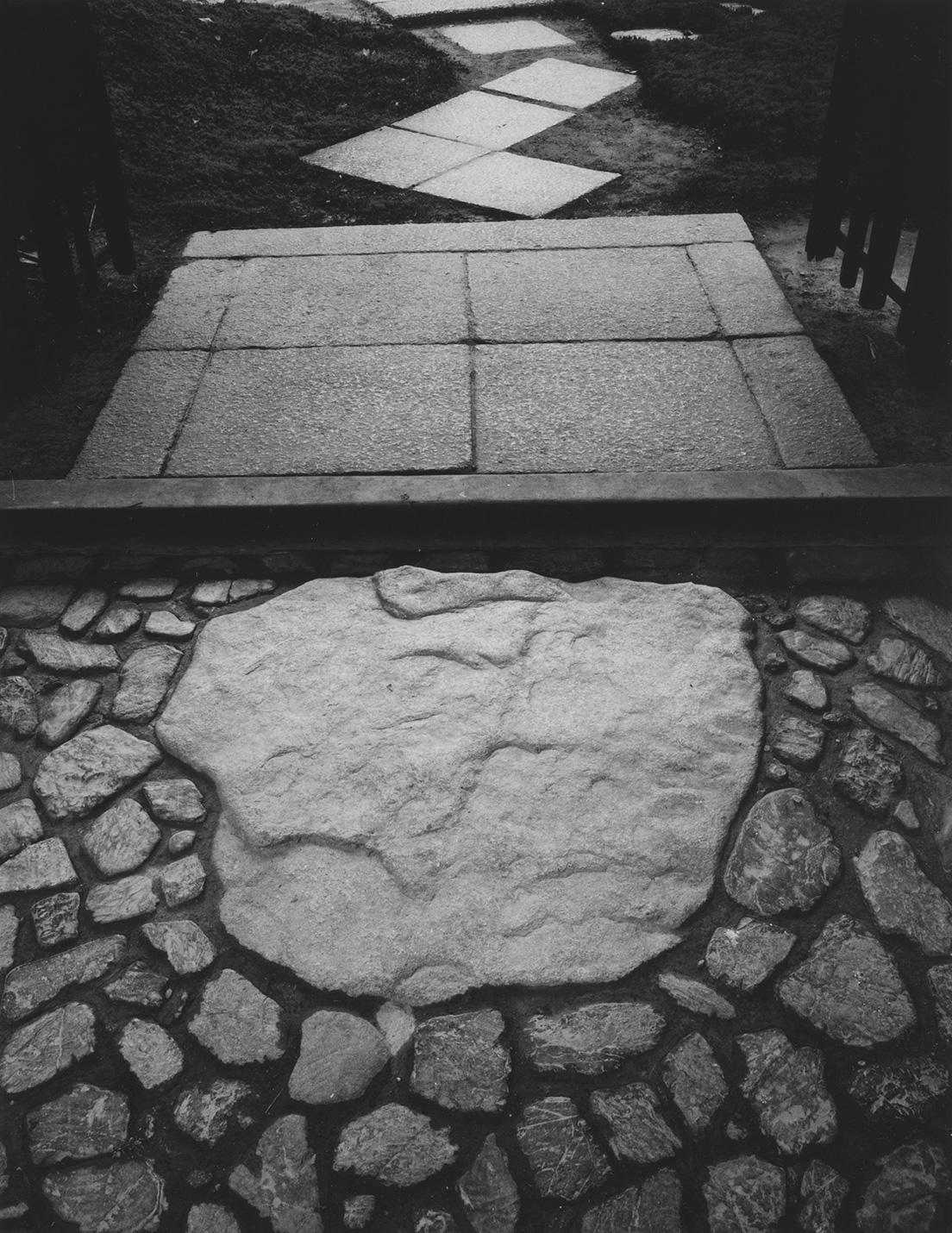 『桂離宮（中門の石組）』（1953〜54年、高知県立美術館蔵 ©高知県，石元泰博フォトセンター）