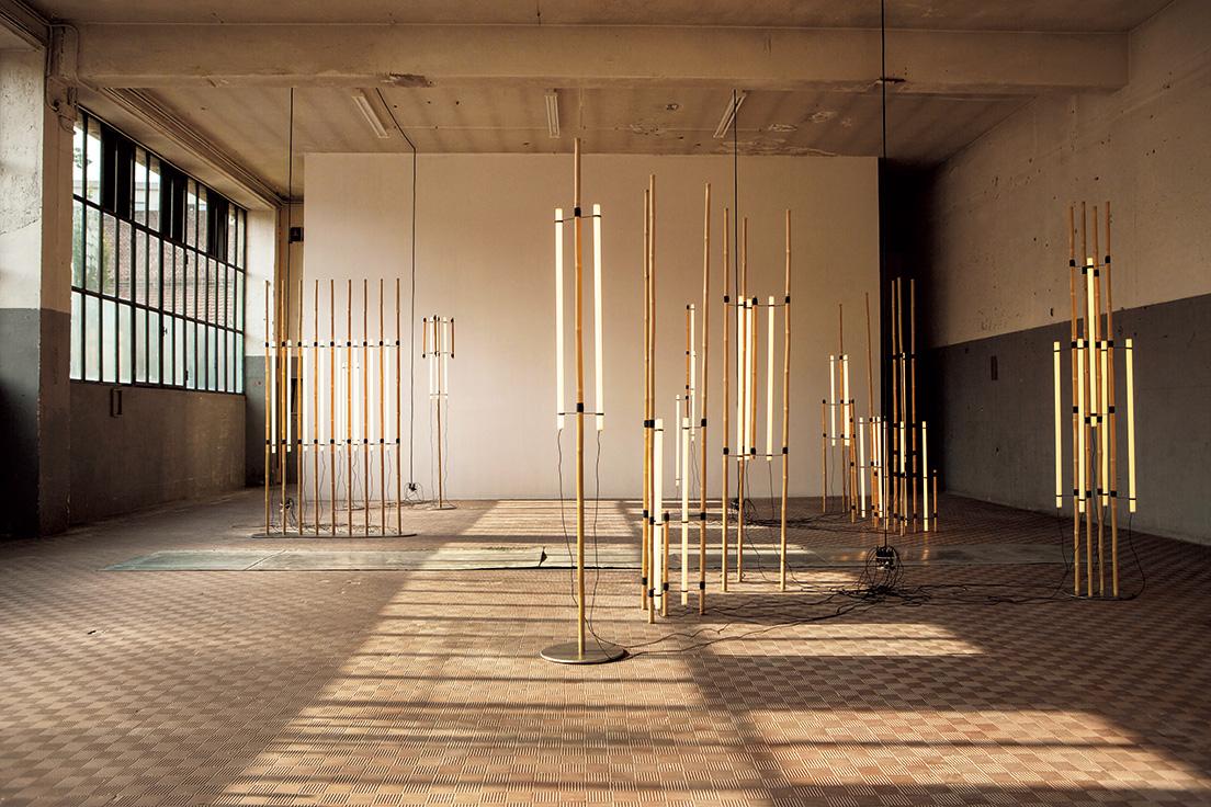 新作家具も多く発表したマイケル・アナスタシアデスだが、最注目はイタリアにおける初個展『チアフリー・オプティミスティック・アバウト・ザ・フューチャー』。日本の竹を使用した計27点の照明などで構成。 https://michaelanastassiades.com/ 　photo_Eirini Vourloumis 
