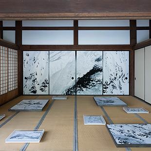 驚きの臨場感！ 写真家・瀧本幹也の京都〈妙満寺〉の展覧会をオンラインで体感する。