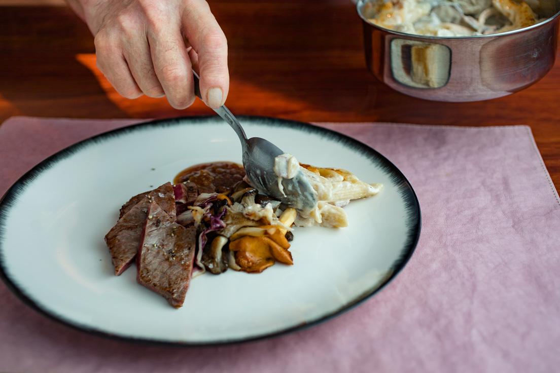 ディナーコースのメインは滋賀・南草津にある精肉店〈サカエヤ〉の黒毛和牛のステーキ。以下、料理はすべて20,000円のディナーコースより。