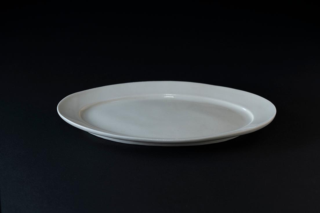 《楕円皿》（2サイズ）2,700〜3,600円。