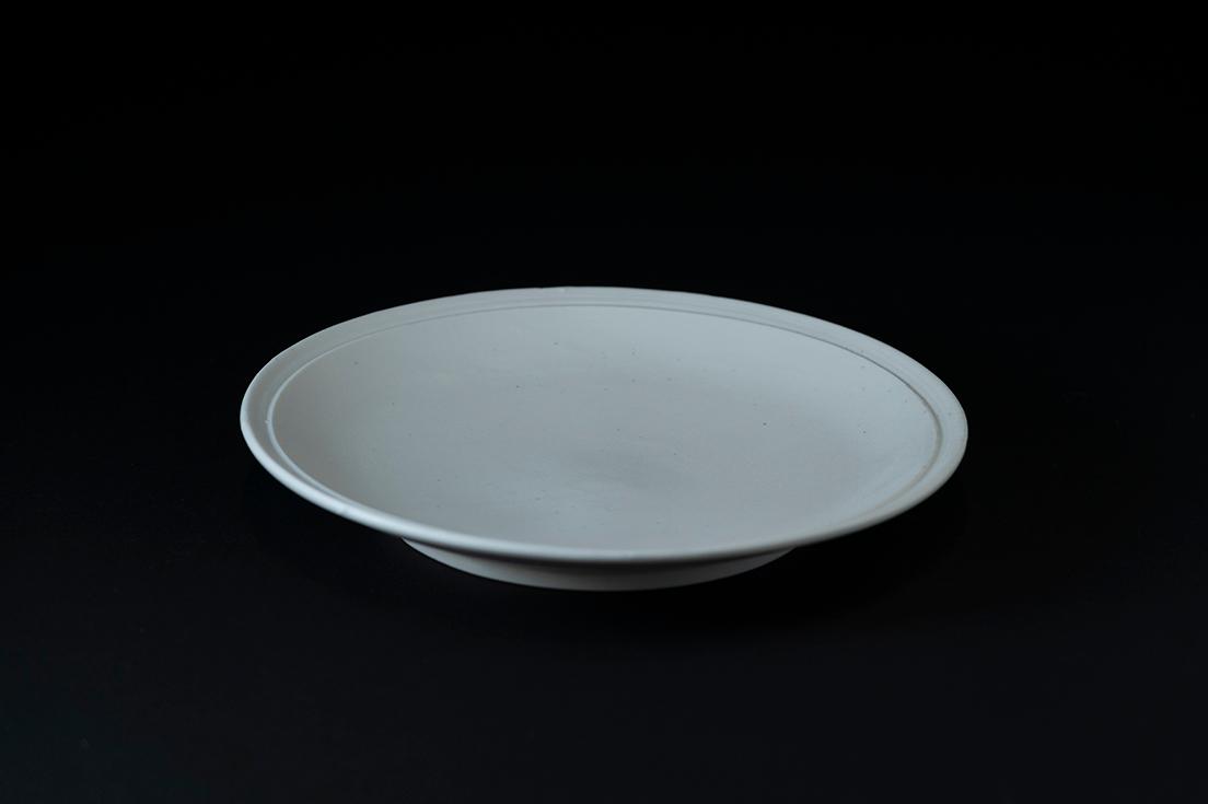 《白瓷皿》（4サイズ）6,000円〜12,000円。