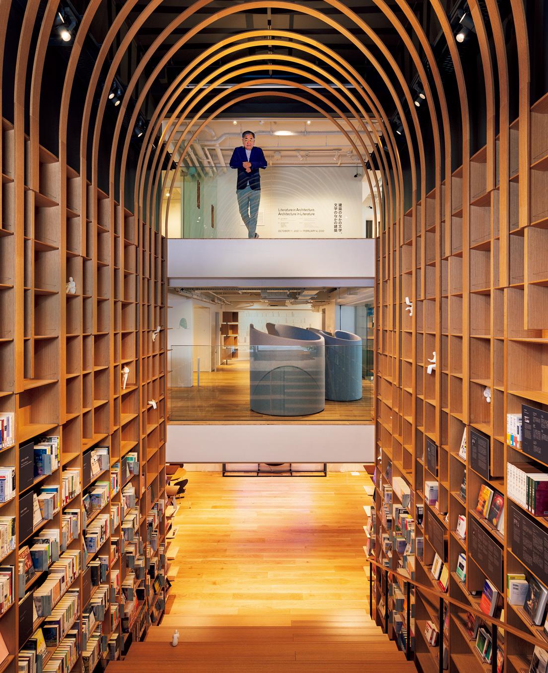 隈が設計した、10月1日オープンの〈早稲田大学国際文学館（通称：村上春樹ライブラリー）〉のエントランスにて。世界中の村上春樹ファンたちの巡礼地になりそう！