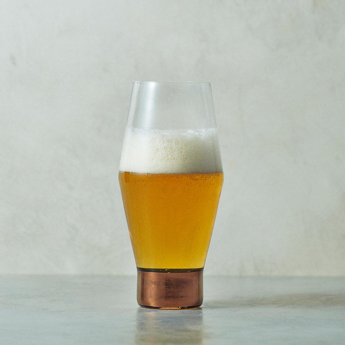 Tom Dixon 设计的智能啤酒杯。 重点是底部涂有手绘铜。 《TANK BEER GLASS》 φ9 × H18.5cm 一套两个是 14,850 日元。 ● 汤姆狄克逊商店
