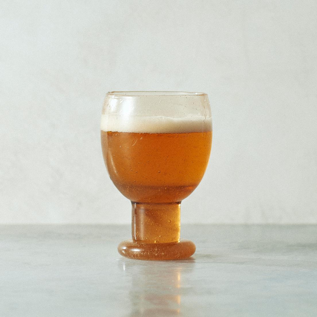 由 Oiva Toikka 在 70 年代设计的啤酒杯“IGLU BEER GLASS 574”。 由 Nuutajarvi 制造。 棕色 φ8.3 × H12.2cm 22,000 日元。 ● 大象