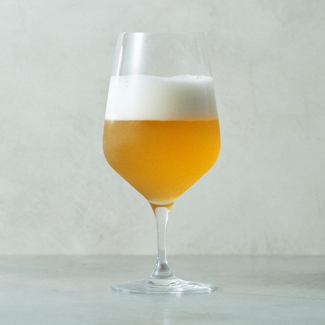 丹麦王室名牌<Holmguard>的啤酒杯。 它足够容纳 640 毫升，但一罐 350 毫升的啤酒（如图）是最好的平衡！ “CABERNET 啤酒杯”φ10 x H20.5 cm，6 件套 15,840 日元。 ● 信和店