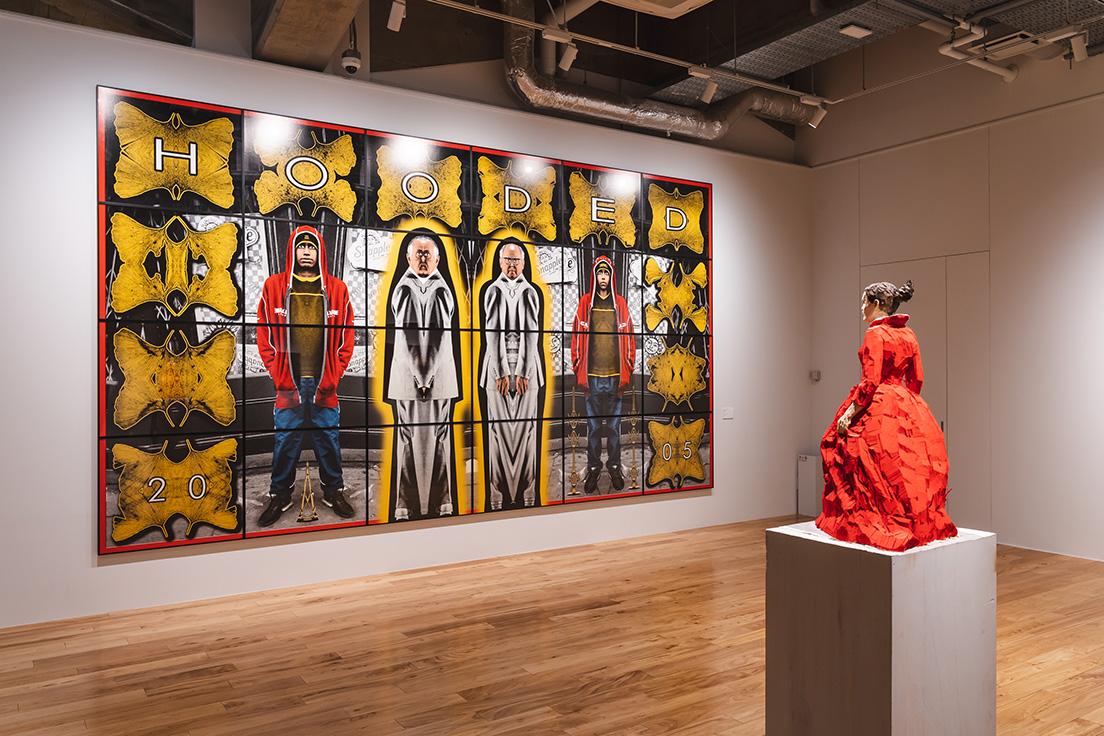左から、ギルバート＆ジョージ『Hooded』2005年、シュテファン・バルケンホール『赤いドレスの女』2019年。