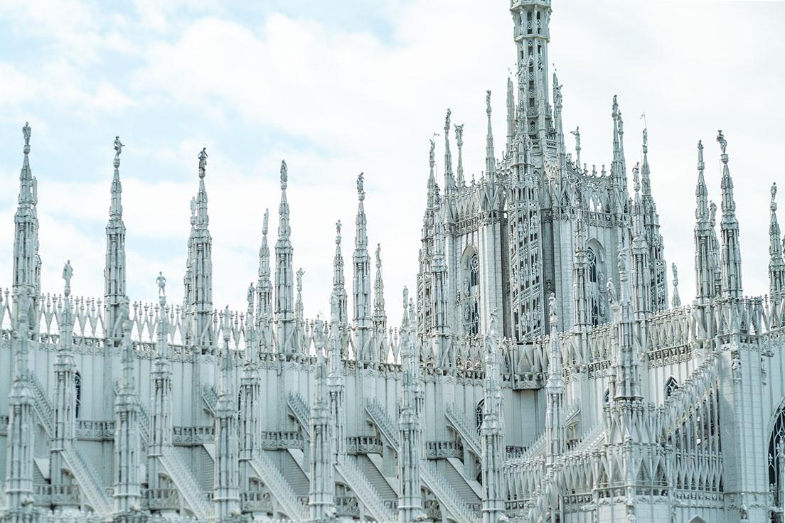 イタリア・ゴシック建築を代表する「ミラノ大聖堂」。イタリアだけでなく、フランス、ドイツなどからも建築家や職人が集められ、500年以上の歳月をかけて建てられたという本物にも迫る精緻さを感じる。