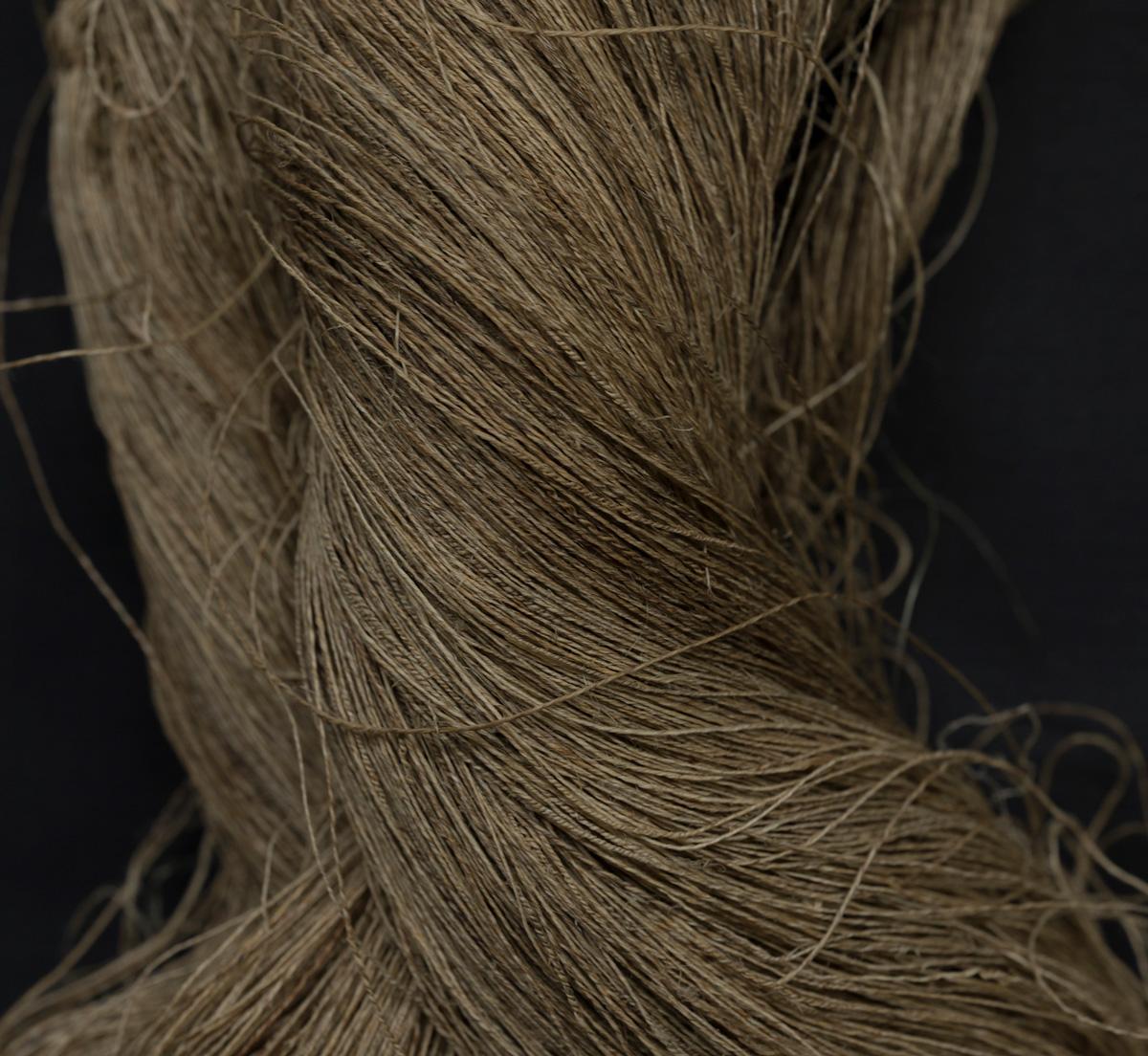 大麻草の繊維を紡いだ糸。