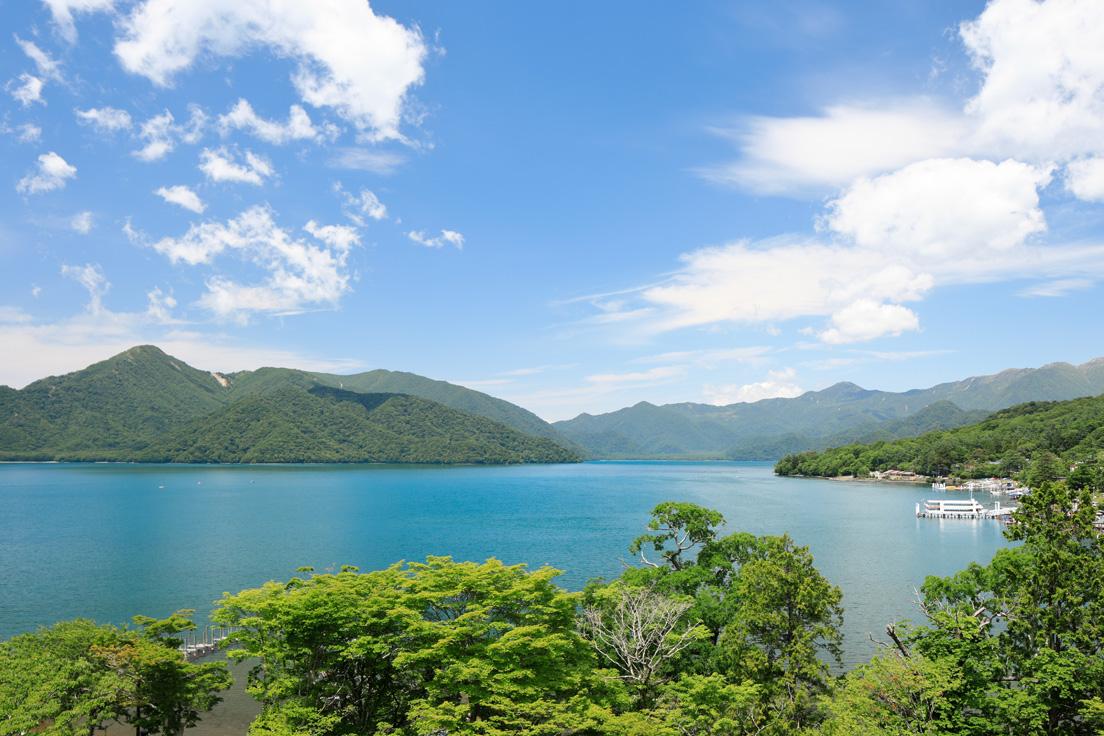 四季折々の表情を見せる中禅寺湖の雄大な眺め。