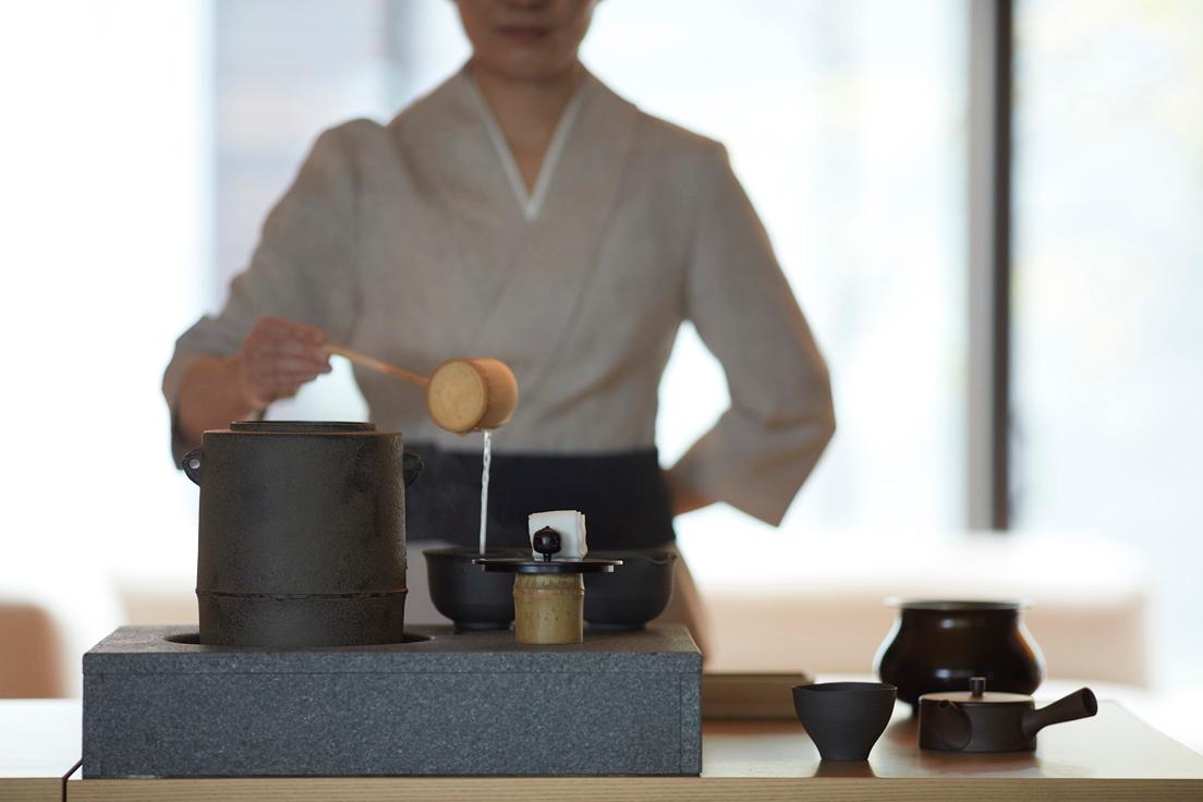 「ザ・ロビーラウンジ」の日本茶セレクションは、玉露や煎茶、ほうじ茶、ブレンド茶など10種類以上。専用の茶器で淹れていただける。