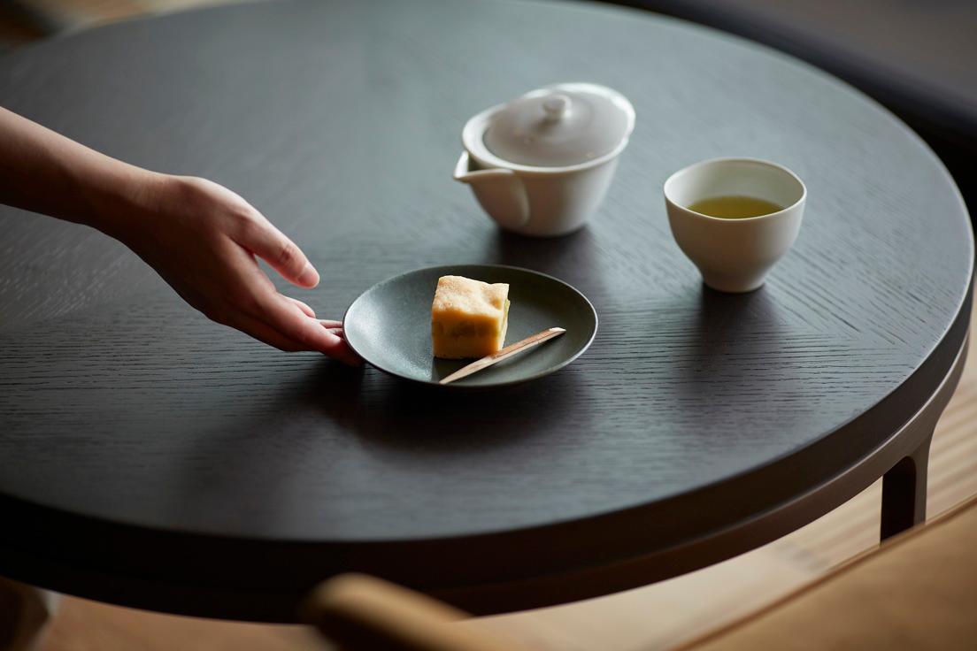 本日は鹿児島の煎茶に季節の和菓子「浮島」を合わせて。栃木県産クリームチーズを使い、中には青えんどう豆の甘納豆入り。