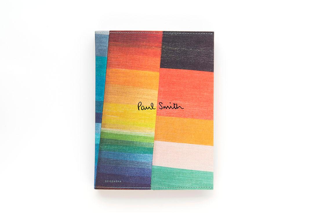 『Paul Smith』日本語版（青幻舎）。表紙はポール・スミスのアイコン、マルチストライプの糸巻紙。手触りも糸のような布製だ。