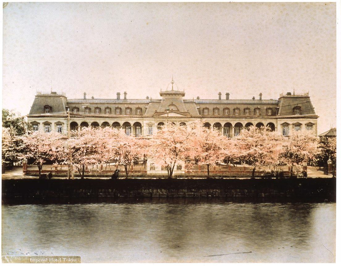 〈帝国ホテル　初代本館〉。1890年、近代国家を目指した日本の「迎賓館」の役割を担い、政財界人らの働きかけによって誕生した。