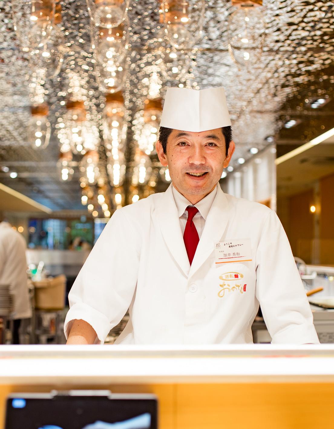 料理長、加井秀和。1972年、茨城生まれ。故郷の「かねき鮨」での20年をはじめ、関東の寿司店で研鑽を積む。2021年10月より現職。