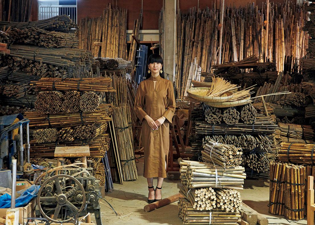 明治27年（1894）創業の竹専門店〈竹虎〉で。希少な虎斑竹のバスケットに「こんなに渋い風合いの竹もあるんですね」とかしゆか店主。丸みを帯びた角の部分には、あらかじめ加工したひしぎ竹が使われている。