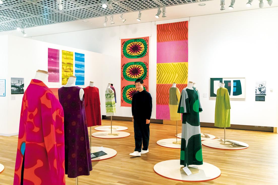 〈兵庫陶芸美術館〉の『ザ・フィンランドデザイン展』を訪れた皆川さん。