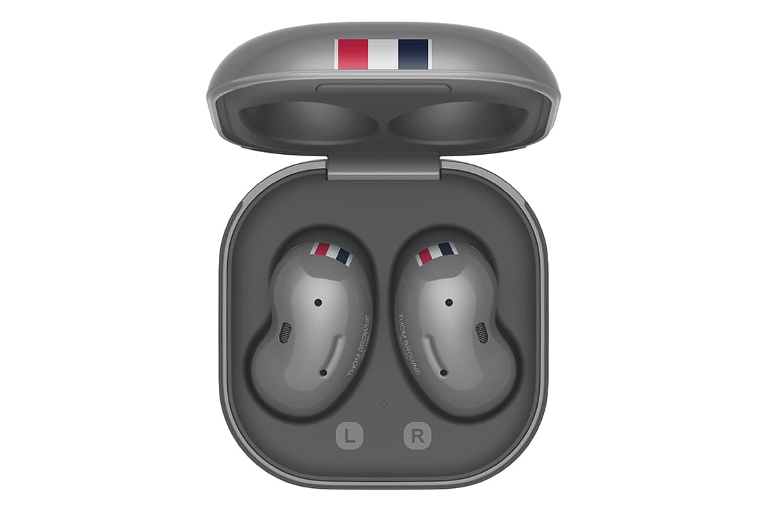 イヤホン《Galaxy Buds Live》。上質なレザーケースで保護された充電ケースも。