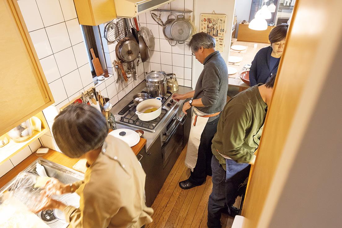 来年開設40周年を迎える〈レミングハウス〉４代目の台所。ランチは毎日交代制で作る。