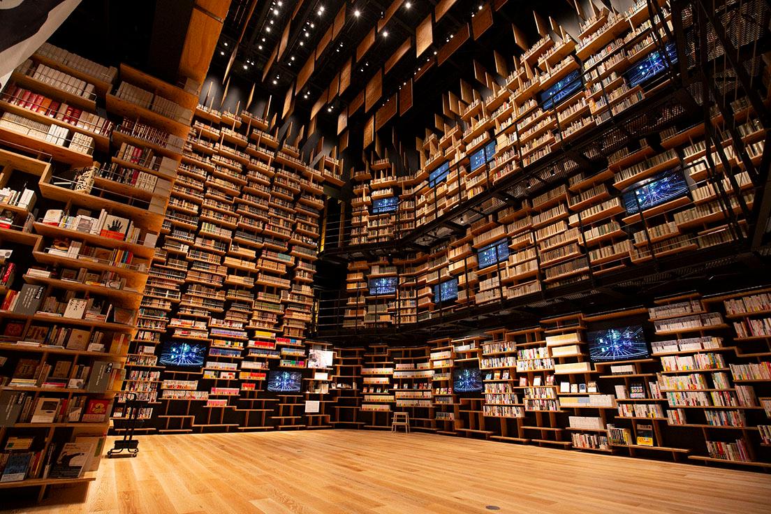 天に向かって本棚が無限に延びていくような「本棚劇場」。