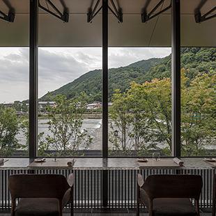 眼前に渡月橋！ 京都・嵐山に誕生した美術館のような宿〈MUNI KYOTO〉。