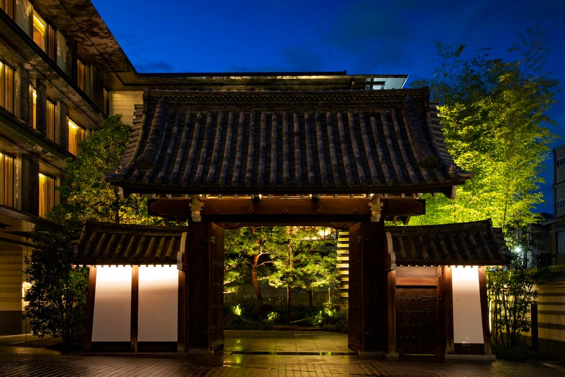 創建300年の歴史を持つ「梶井宮門」が、長い時間を経た今も建物への入り口としてそびえ立つ。