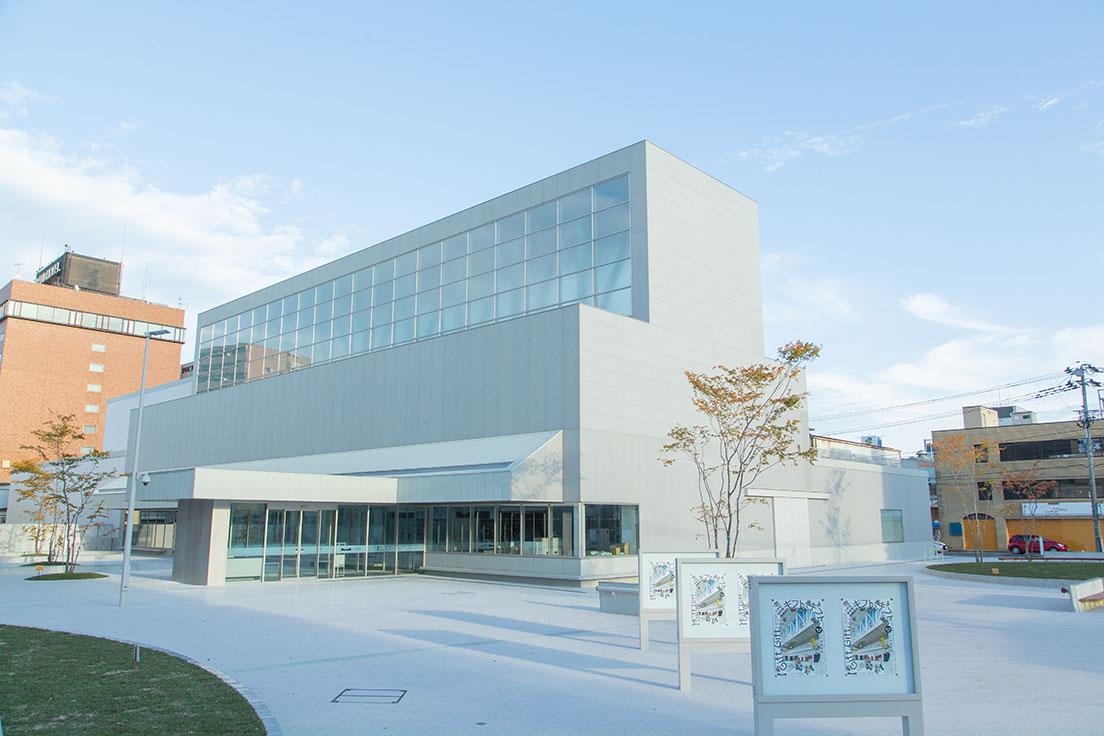 旧美術館の跡地とその周辺を整備してリニューアルした〈八戸市美術館〉。