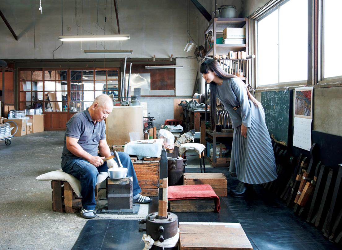 The Himenosaku workshop, founded 1924 in the city of Yao, Osaka prefecture. “They’re thicker than the aluminum pots one usually sees,” says KASHIYUKA. Third-generation craftsman Hisakazu Himeno explained, “we use a pure aluminum plate of 3 millimeter thickness. It improves heat retention and cooks food gently.”