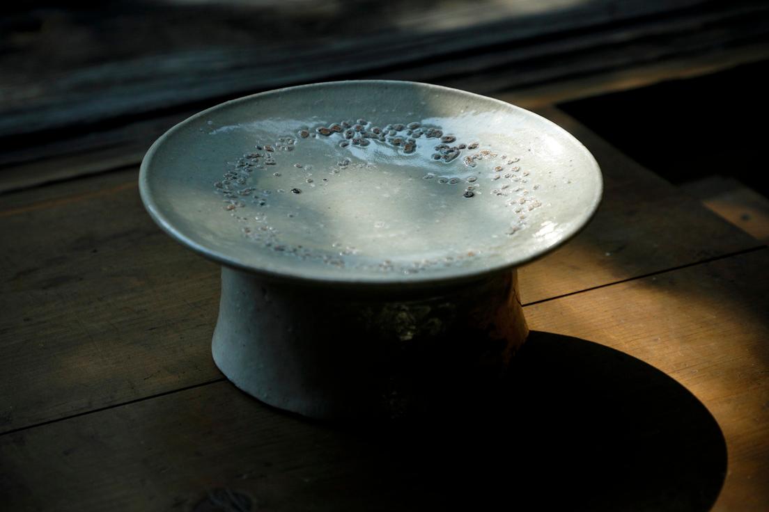 堅手台皿。李朝の器にも似た、静かで品のある佇まい。