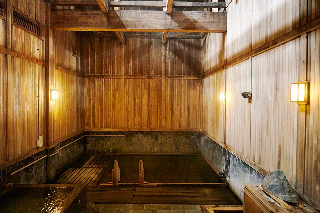 平安時代に開湯した〈蔦温泉旅館〉。源泉の上に浴槽があり、空気に触れていない「源泉湧き出し」のお湯が自慢。日帰り温泉も。
