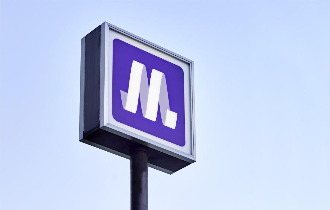 《Osaka Metro》のサインは色部義昭によるもの。Metroの「M」をらせん状に回転させたロゴは、角度を変えて横から見ると大阪の「O」になる。