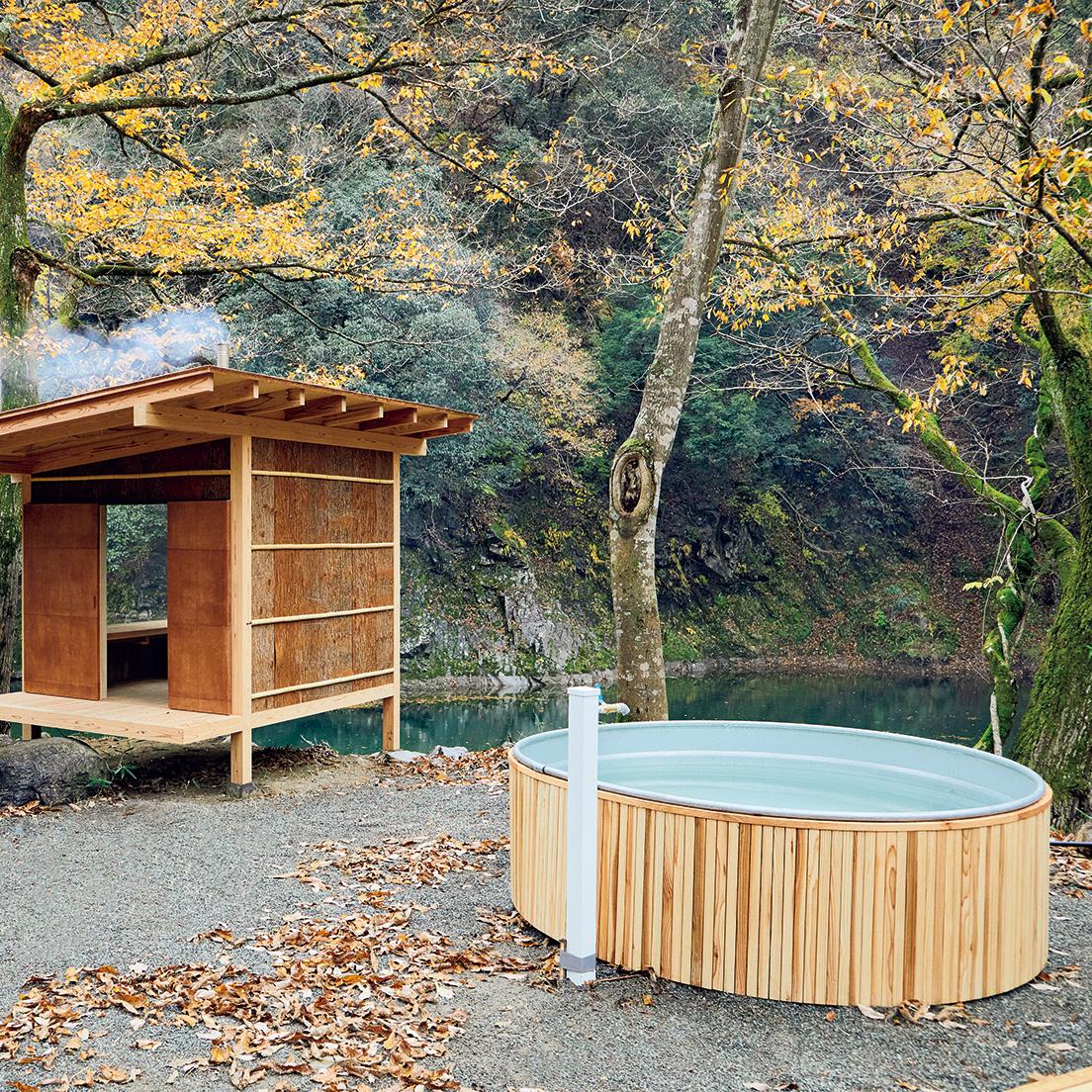 隣には水風呂も。川に飛び込む選択肢もあり。その隣には外気浴用ベンチも設置。