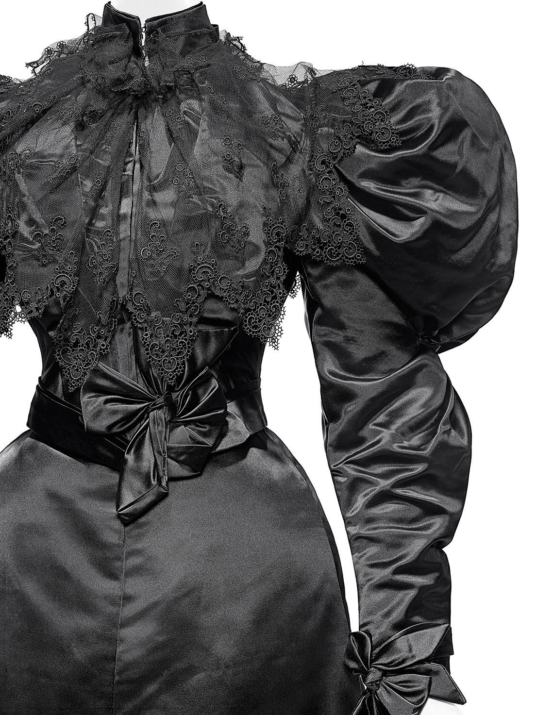 1895年頃のディナードレス。Dinner dress, Mrs. Arnold (American), ca. 1895;Brooklyn Museum Costume Collection at The Metropolitan Museum of Art,Gift of the Brooklyn Museum, 2009; Gift of Sally Ingalls, 1932 (2009.300.643a, b). photo_Nicholas Alan Cope