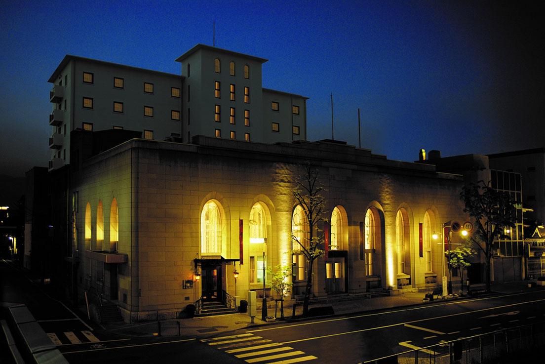 〈松本丸の内ホテル〉内のレストラン棟アルモニービアンは旧第一勧業銀行ビルで、昭和初期に建てられた登録有形文化財。天井の高さや大きな窓が歴史を感じさせる建物。
