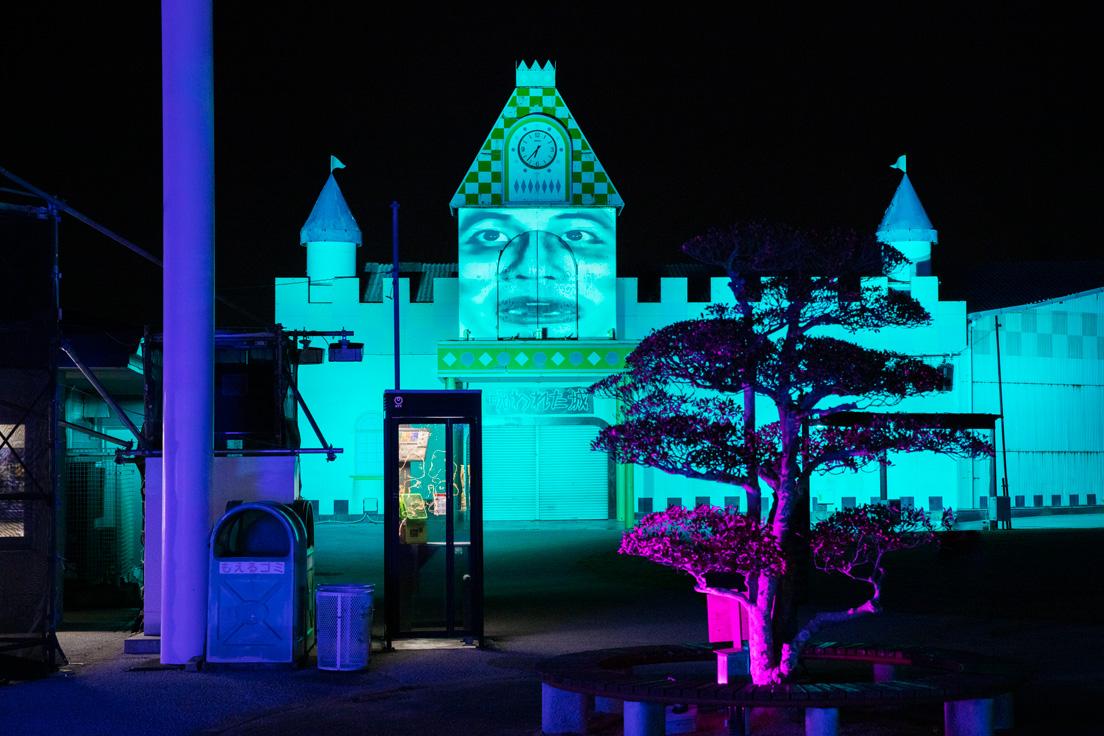 髙橋匡太《たてもののおしばい 観覧車と呪われた城》の「呪われた城」。建物に顔が現れてしゃべり出す。