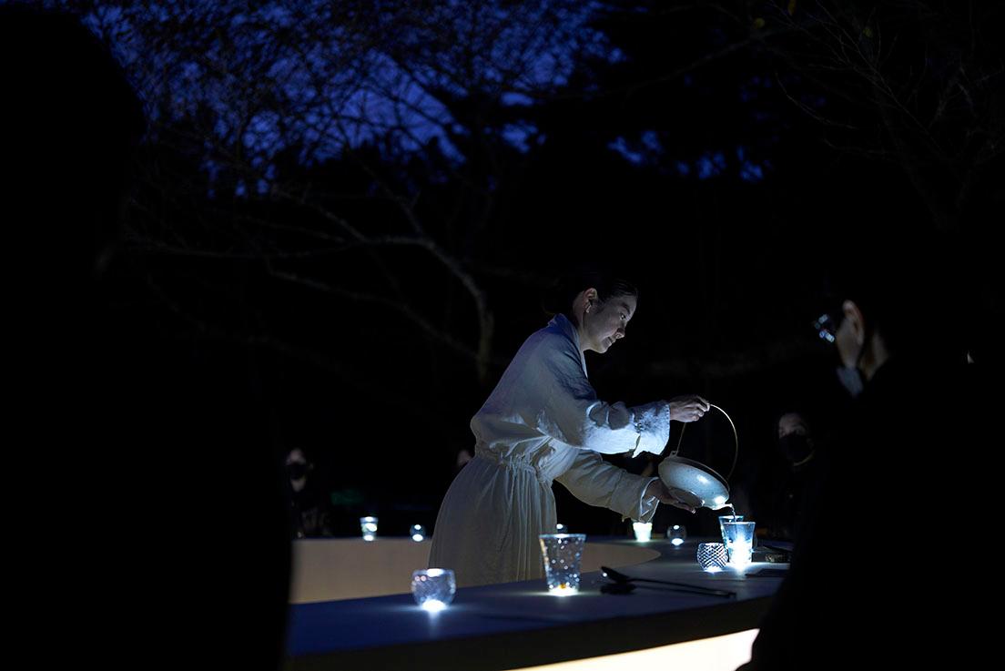 10月22日〜24日に開催された、食とアートのイベント『Osmosis 滲透』。この日、国宝瑠璃光寺五重塔をのぞむ会場を、月の光が青白く浮かび上がらせた。photo_ Shoko Hiraoka
